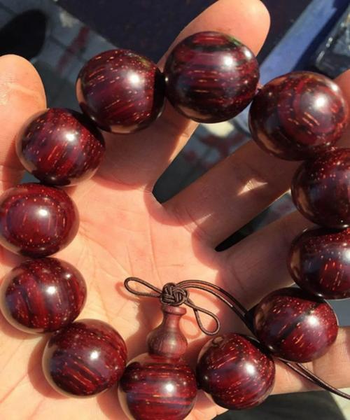 (大叶紫檀手串)像上面这五种大家一定要多去搜集一些它们的图片,看一