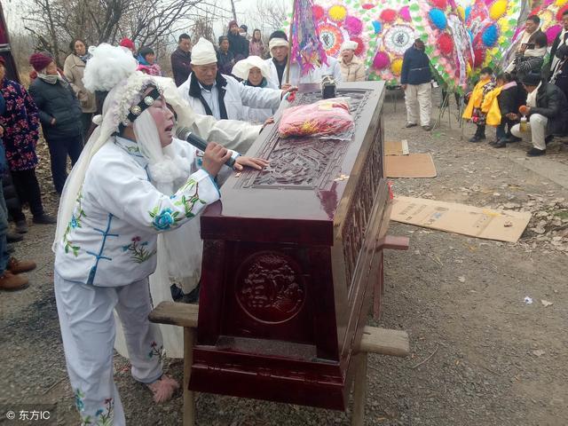 50岁农妇专业哭灵,1年跪地磕头上万次日挣700元,你如何评价?