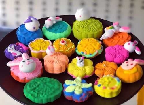 孩子们捏出了一个个独具特色,风格各异的小小月饼,制作过程独具匠心