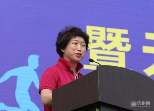 滨州市体育局党组书记,局长谷玉玲主持开幕式.