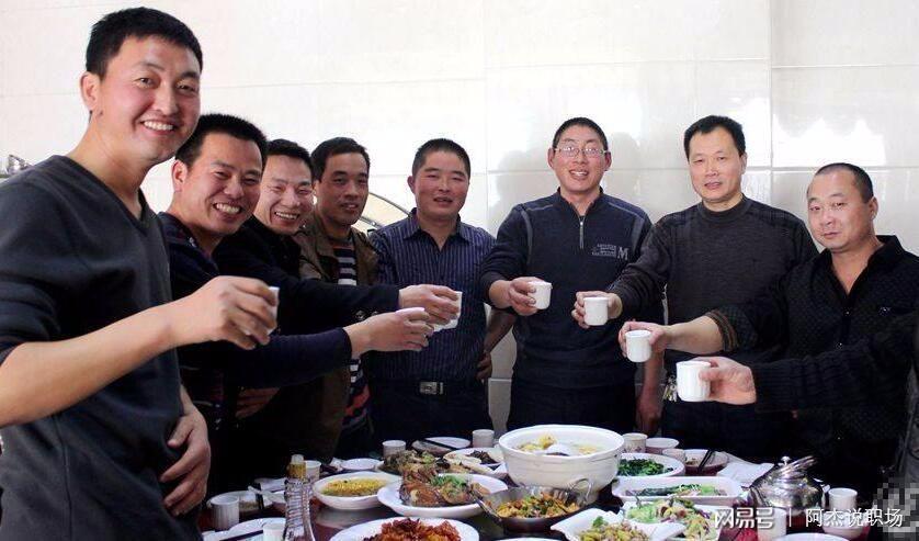 同学聚会,班上唯一女生提前离开,买单时男同学们呆住了