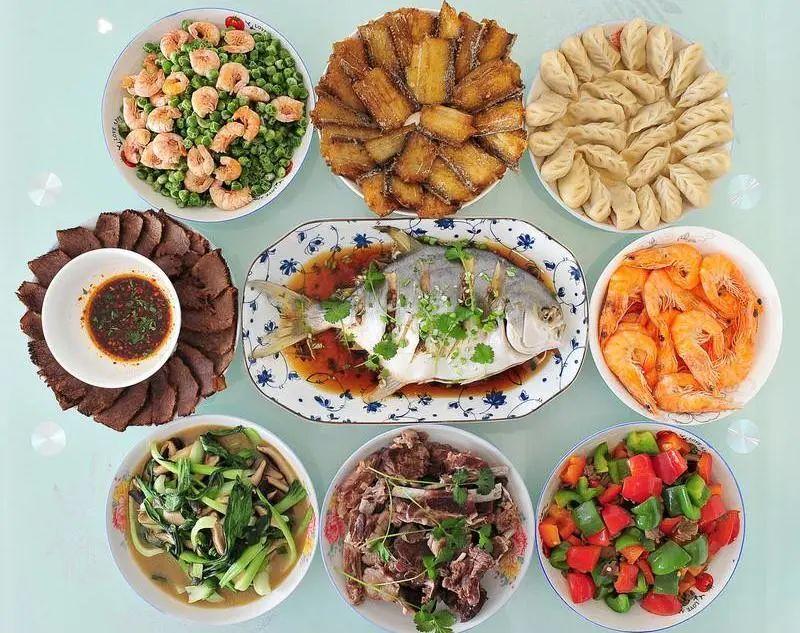 哪有什么特别好吃的,过年只不过是给平常的饭菜施加了亲情的滤镜,让每