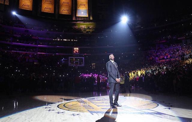 实况图文戳这里!一代紫金王者 kobe 的球衣告别仪式!