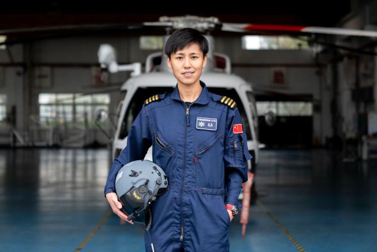 "最帅"女飞行员宋寅:中国首位女搜救机长,她的传奇被拍成电影