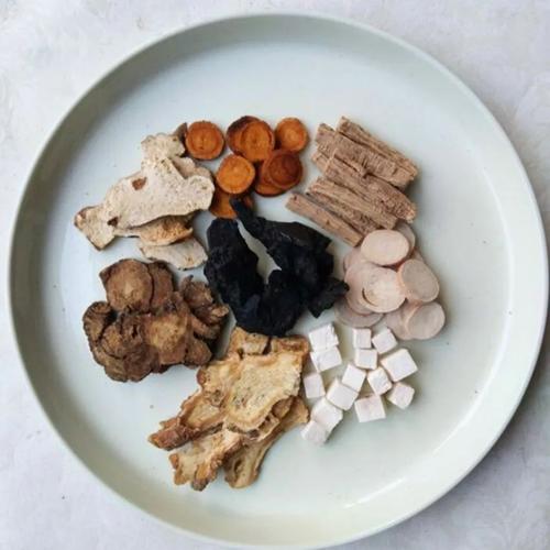 八珍汤十全大补汤《太平惠民和剂局方》 十全大补汤由熟地黄,白芍