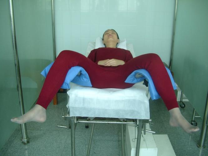 据说没有想象中的那么疼啦.手术时采用截石位,就是下图这种姿势.