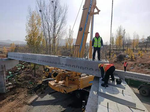 青兰二标首片梁板安装到位