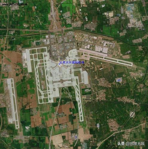 1,北京首都国际机场,位于北京市朝阳区在顺义区的一块飞地,飞行区等级