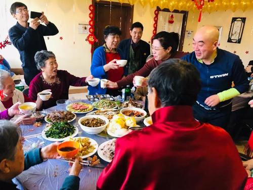 养老院的老人过年更开心,有人陪伴不孤单,晚年就要这样过