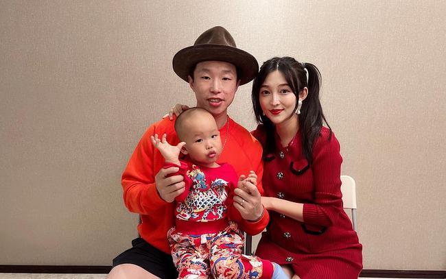 烧饼发文宣布二胎得子栾云平的庆祝很独特不愧是当副总的人