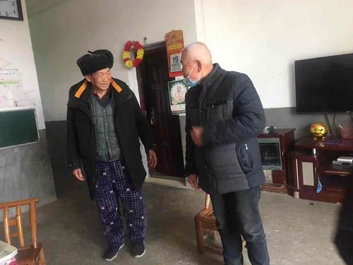 服务中心社工携手崇阳爱心社志愿者在腊八节当天一起为天城镇大集社区