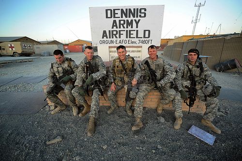 坐着的男性士兵们