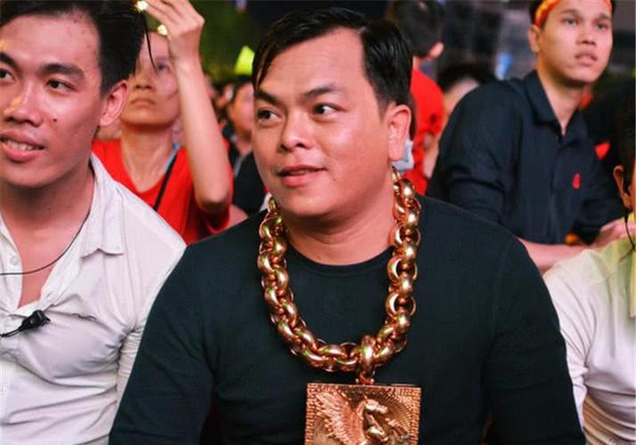 黄金哥被抓,揭开黄金战车的真面目,网友:原来是披着羊皮的狼!