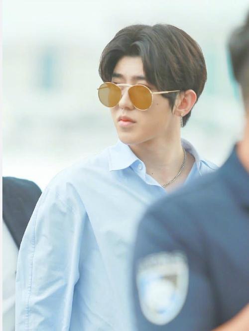 继吴亦凡发胖后,蔡徐坤的脸也圆润了不少,戴着墨镜像
