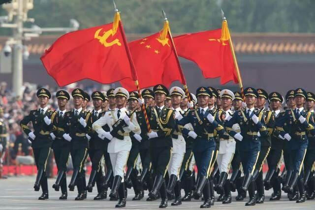 受阅部队三军仪仗队,迈着整齐的步伐经过天安门广场