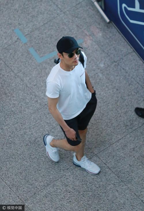 王凯穿运动装现身机场被高空俯拍