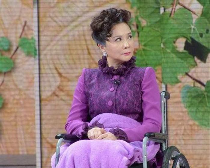 57岁蔡明春晚带彩妆彩排,发型很是新潮,素颜后却让人认不出?