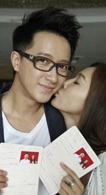 韩庚姚星彤晒结婚证恩爱出镜