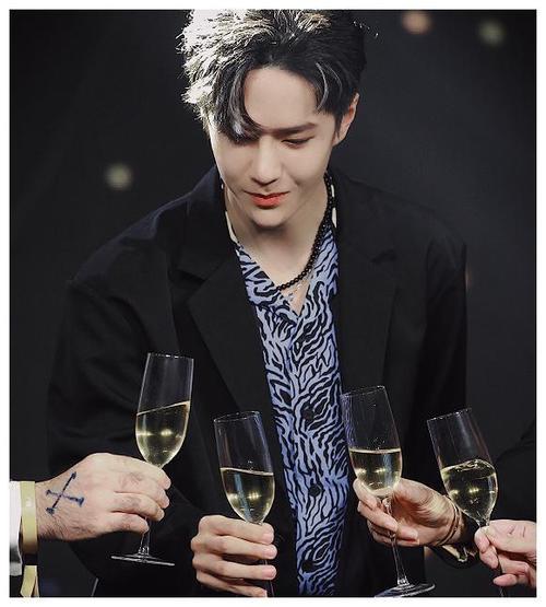 王一博揭秘新身份,代言突破最高峰,可一杯香槟被出卖了!