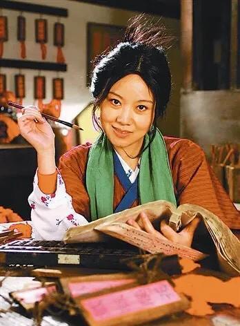 她饰演的《武林外传》中的那个佟湘玉妩媚到观众的心里去了.