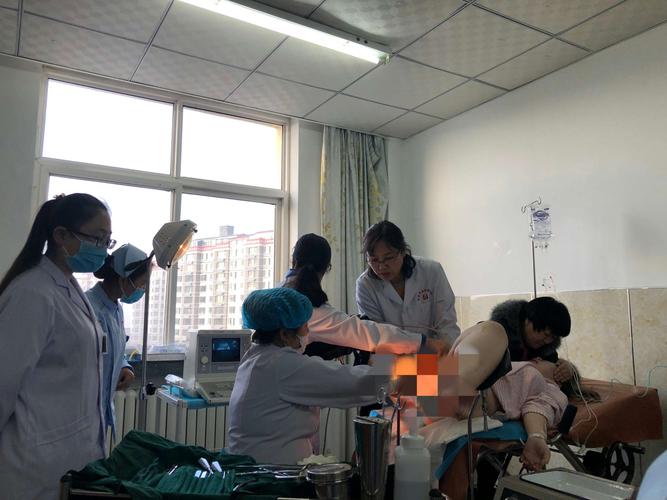 在谢华主任指导及连凤梅主任床旁b超引导下牛红玲主任行人工流产术.