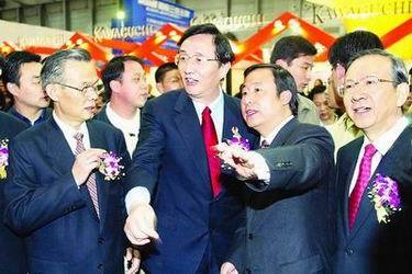 万众争睹神五真容组图