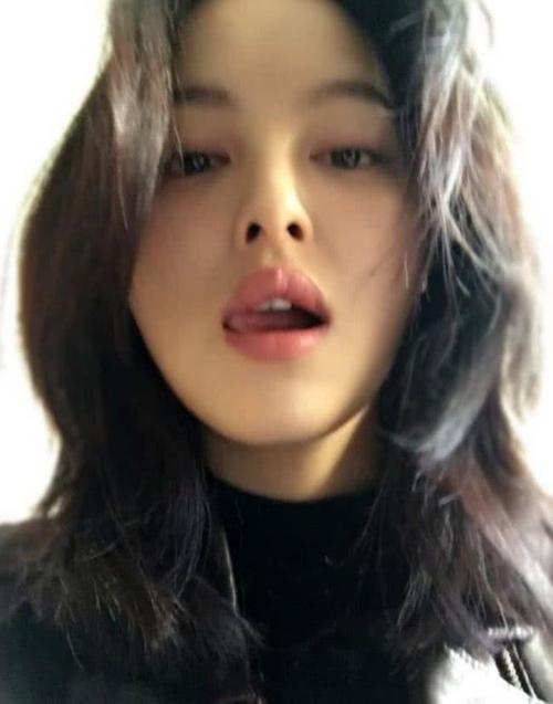 辛芷蕾1年前男人装旧照被疯传,性感眼神超魅惑,翟天临眼光独到