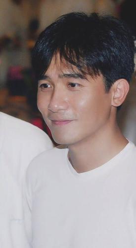 也有很大加分,她曾经还是众多明星的梦中情人,而梁朝伟也是其中一个