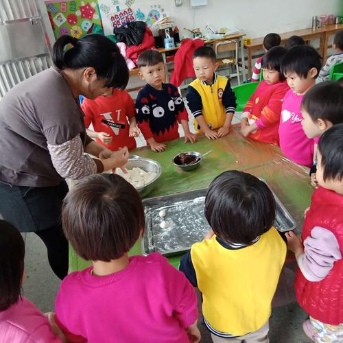 传承优良习俗一一一新乐中心幼儿园(小班)元宵节包汤圆活动