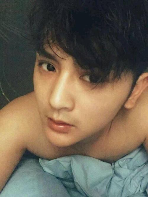 展开全部 帅哥做和尚,咋的现实生活里没帅哥了吗