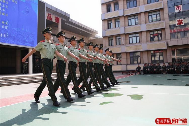 齐步行进,昂首挺胸摆臂大方.