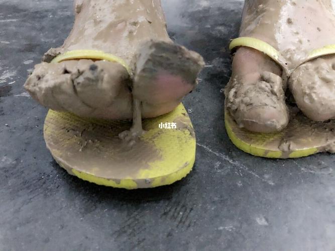 穿着短带人字拖去赤脚踩泥_人字拖_时尚_鞋靴