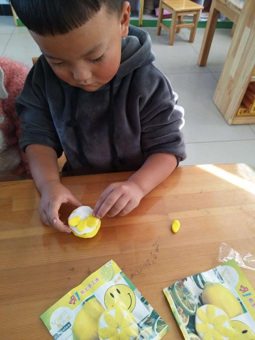 附属幼儿园――特色课程春芽班超轻粘土手工课第八课《酸酸的柠檬》