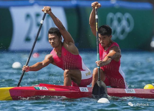 中国皮划艇男队员半果秀肌肉,网友:我又可以了.