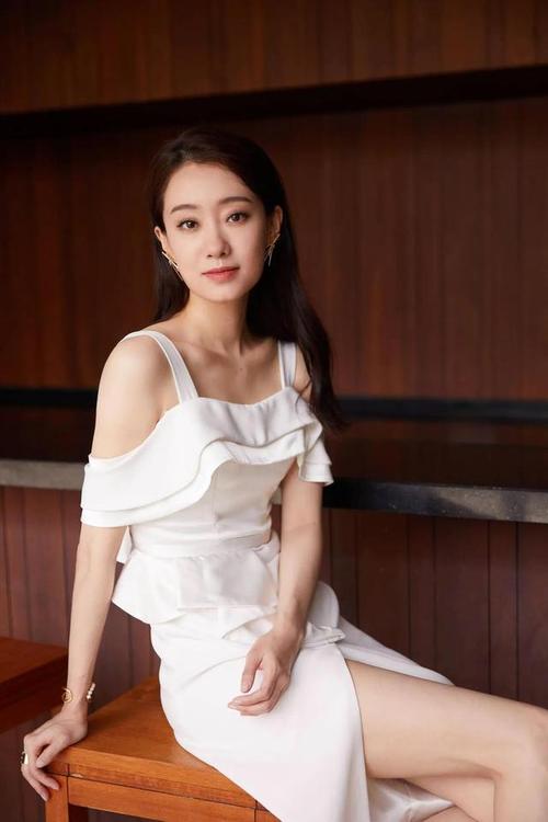 张小斐高清图片抹胸高开叉的裙子太瘦了