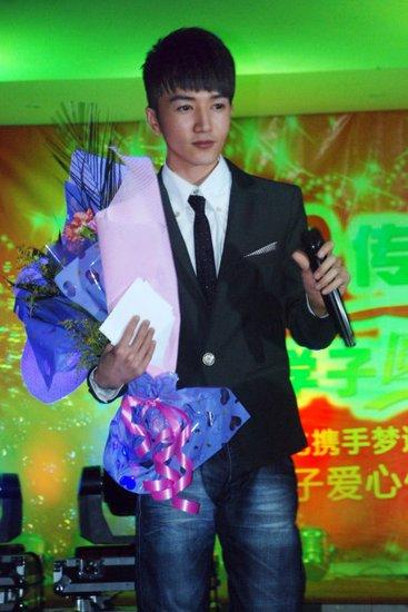 许诺携星光大道明星 献歌"爱心传递"学子圆梦
