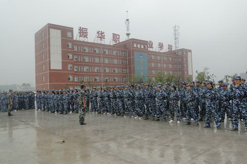振华职业学校军训场景