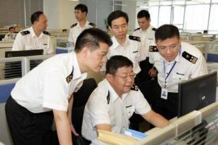 吕滨在深圳海关调研(图)