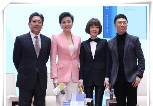 有一种气质叫杨澜从来不赶时髦靠正装凹出知性美的最高境界