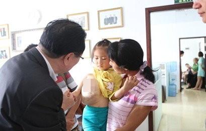 广东6岁女童「巨乳」是肿瘤 贫困父母:好心人救命