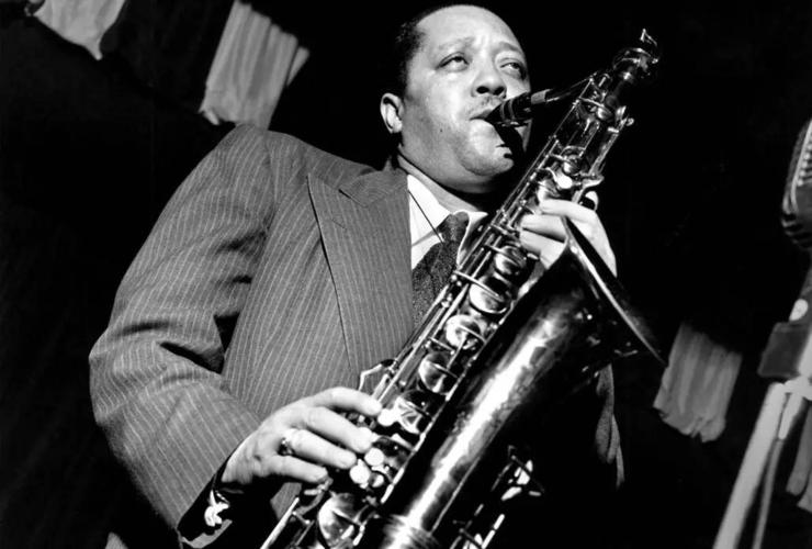 holiday)是20世纪最重要的爵士乐歌手之一,与ella