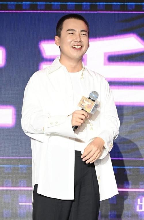 郭麒麟这板寸发型挺显脸圆的,但清爽的造型,感觉挺有潮人感