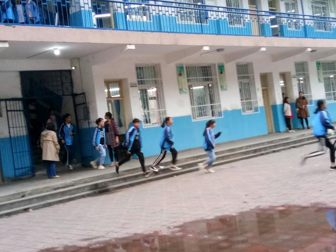 "不忘国耻,牢记国防"一一黄台岗镇中学"9.18"防空国防