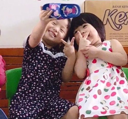 没有手机就拿拖鞋和姐妹自拍,让网友们笑到头掉