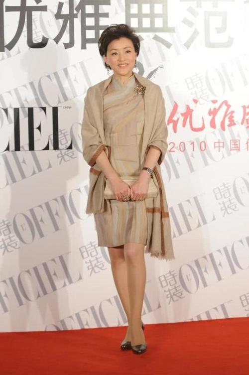 原创52岁杨澜罕见看秀,一袭黑色连衣裙配黑丝袜高级优雅,美得惊艳