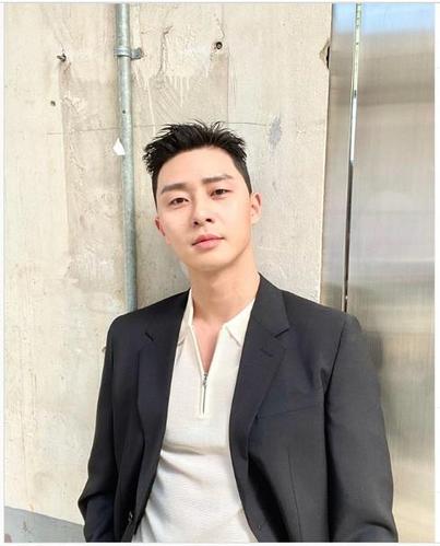 与"世路"的栗子头说再见!朴叙俊风向全新发型