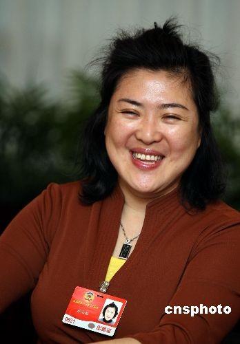 图:演员万山红参加妇联界小组讨论