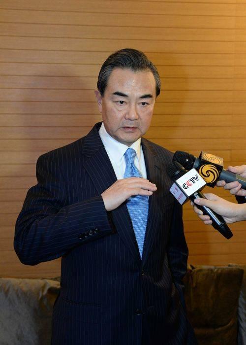 出席伊朗核问题六国与伊朗对话会的中国外交部长王毅接受了新华社