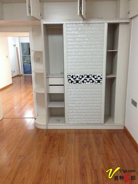 次卧衣柜及地板