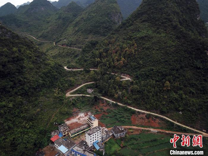 广西大化大石山区瑶胞求学路从断崖天梯变坦途